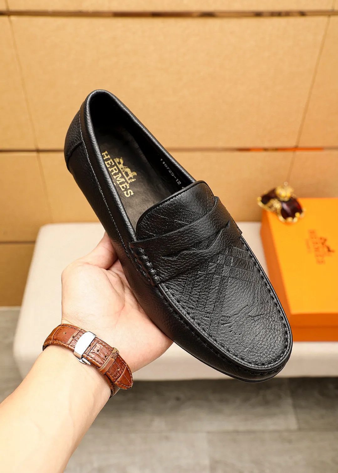 Men's shoes 💰380 💐 Product trademark: HERMES "Hermès" Doudou shoes Regular size: 38-44 (45🉑️customized) Product materials: Selected imported first-layer cowhide upper, imported pig 🐷 leather lining. Strong three-dimensional visual effect, rubber outsole Color: 1⃣️color optional